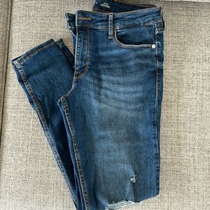 Old Navy Mid-Rise Rockstar Super Skinny jeans. Distressed. 28in inseam